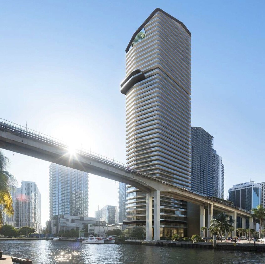 Building Photo - Lofty Brickell