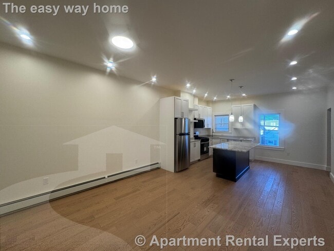 Building Photo - 13 Bristol St