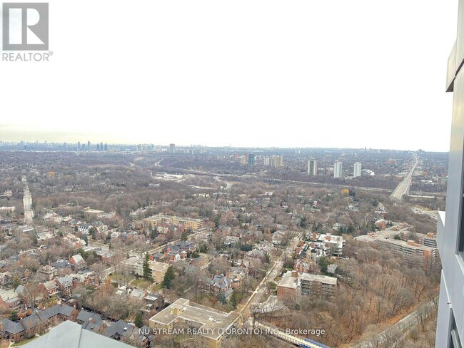 Building Photo - 395 Bloor St E