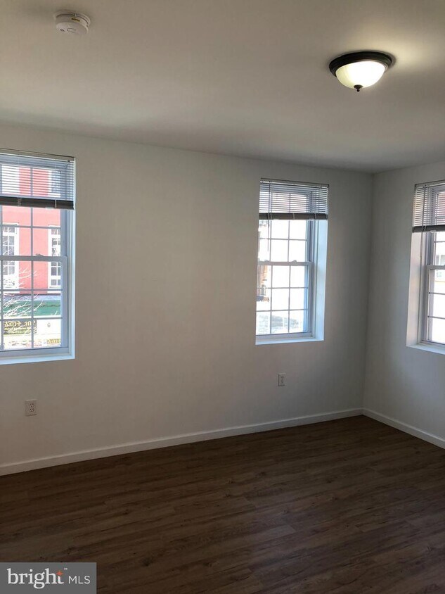 Primary Photo - 327 Park Ave