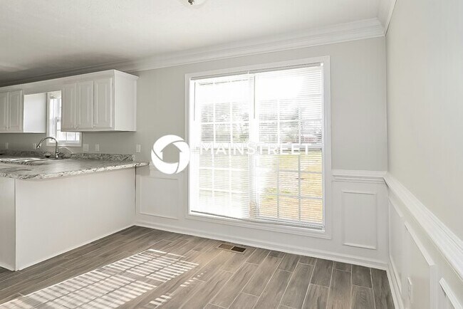 Building Photo - 5 Bedroom Pet-Friendly Home in Jackson, TN with Main Street Renewal