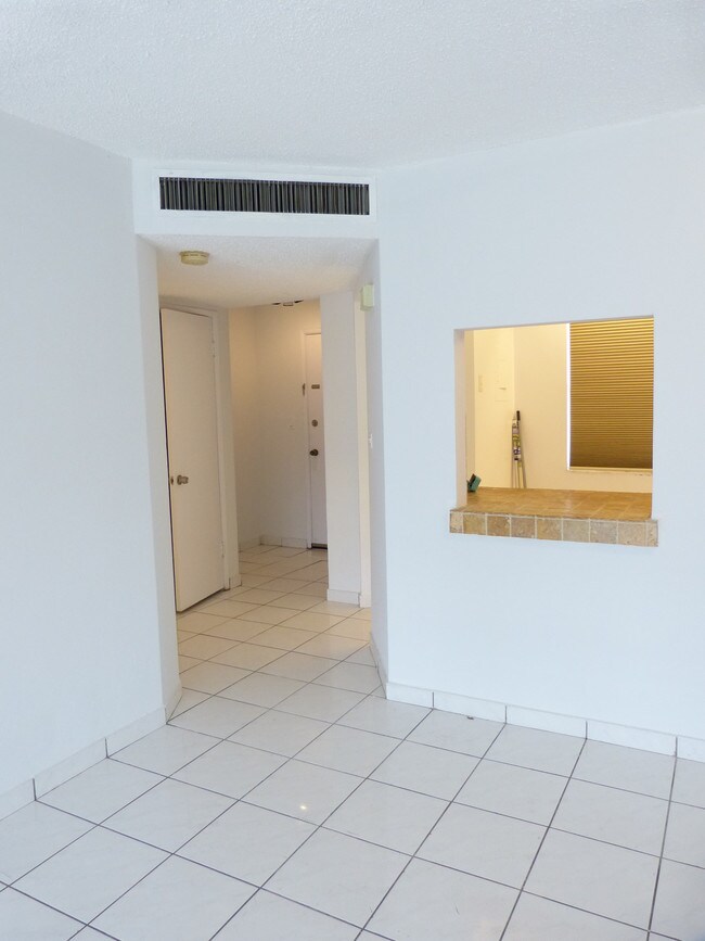 Building Photo - 1302 NE 191st St