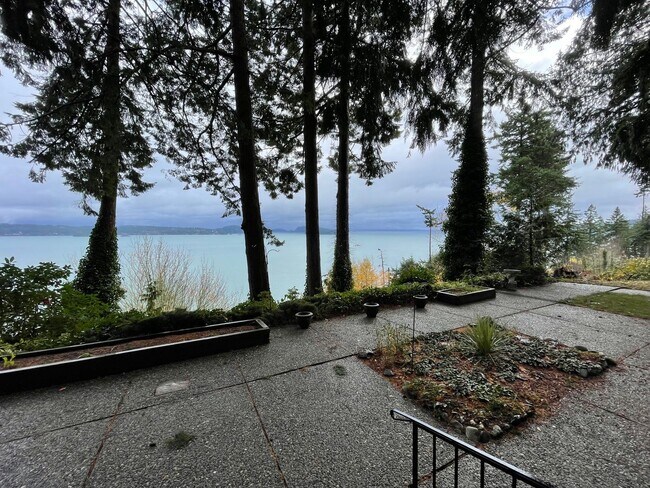 Building Photo - Fantastic 3 Bedroom Home with Gorgeous Oce...