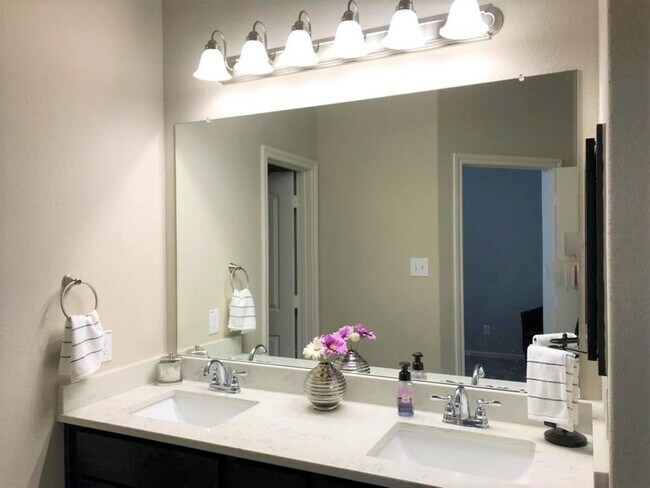 Building Photo - 254 Biltmore Loop