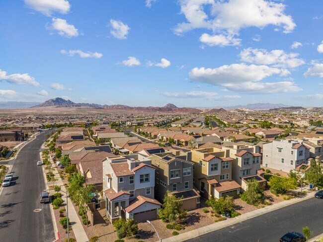 Foto del edificio - Spacious Three Story 3 Bed 3.5 Bath Smarth...