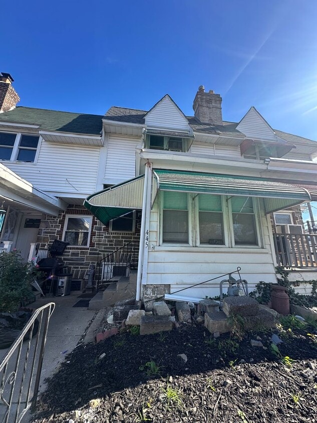 Foto principal - Charming 3-Bedroom Row Home in Upper Darby