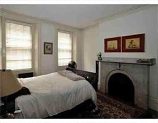 Building Photo - 19 Temple St