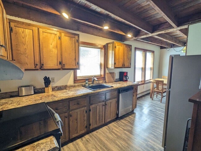 Kitchen - 3990 Deer River Rd