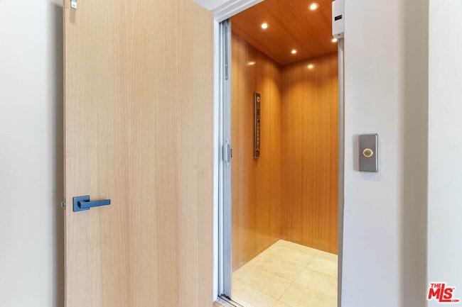 Foto del edificio - 1863 Barry Ave