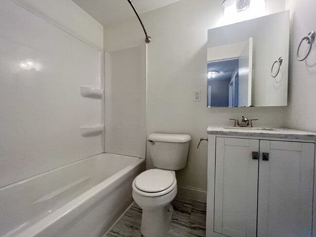 Building Photo - 2 Bedrooms | 1 Bath | 2nd Level