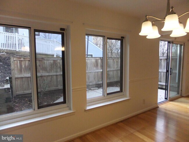 Building Photo - 1730 Oakwood Terrace