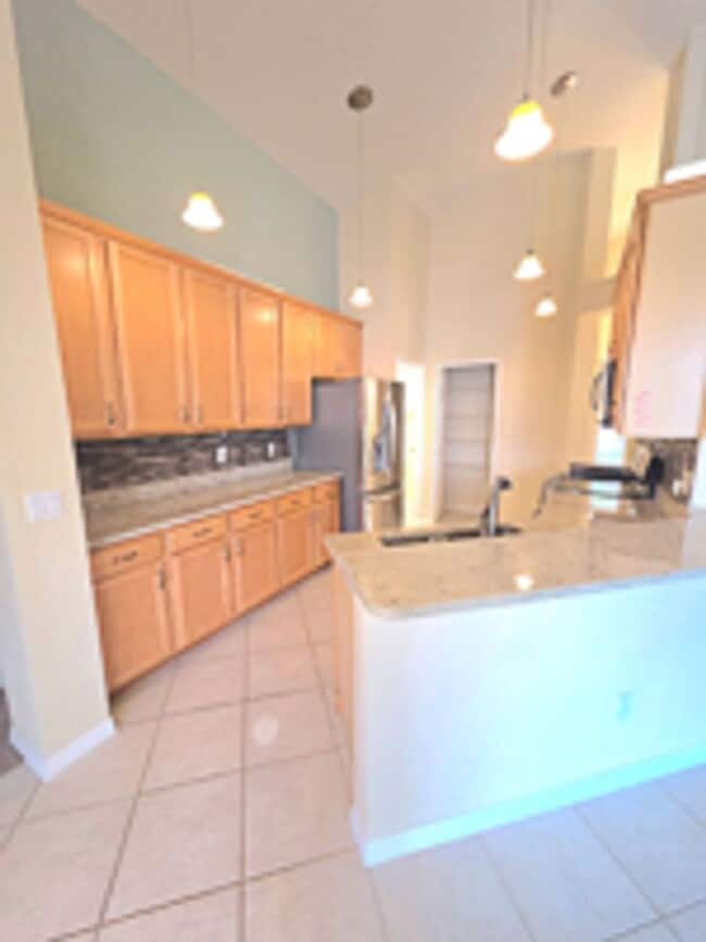 Building Photo - Lakefront home very spacious with a screened in pool in Heathrow