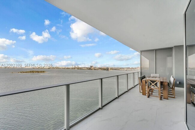 Foto del edificio - 700 NE 24th St