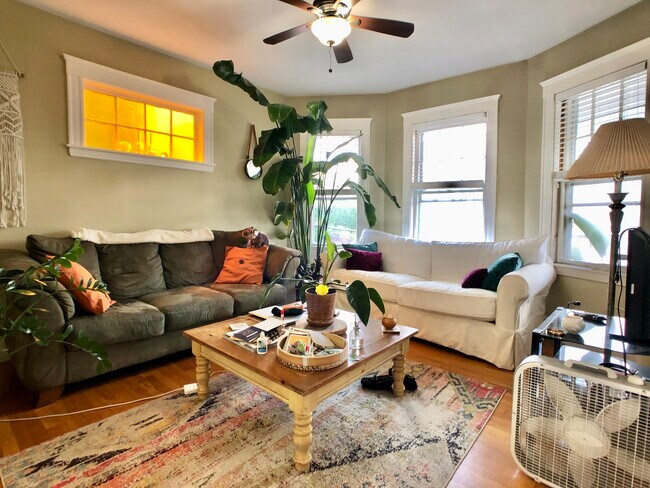 Foto del edificio - 90 Forest Hills St