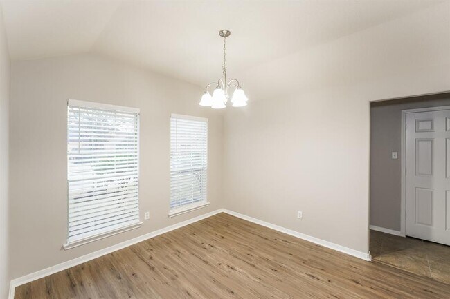 Foto del edificio - 4211 Tree Moss Pl