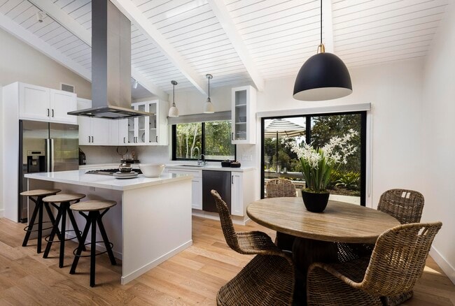Building Photo - 543 N La Cumbre Rd