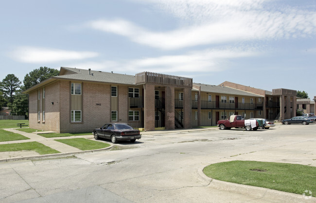 Building Photo - Brookhaven Plaza