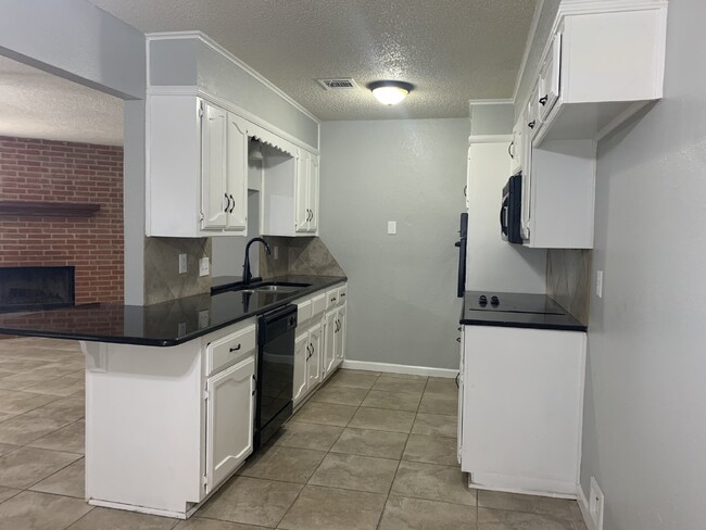 Building Photo - For Rent: 3 bedroom/2 bath with 2 car gara...