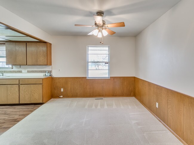 Building Photo - 3121 Lakeside Dr