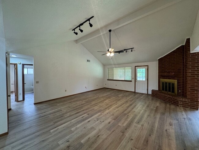 Building Photo - Spacious and Cozy Home in Convenient Location