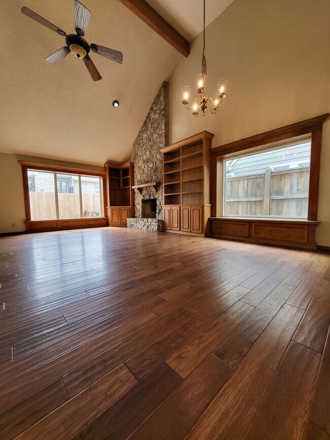 Building Photo - (3) Bed/(3) Bath + Loft in West Norman Ava...