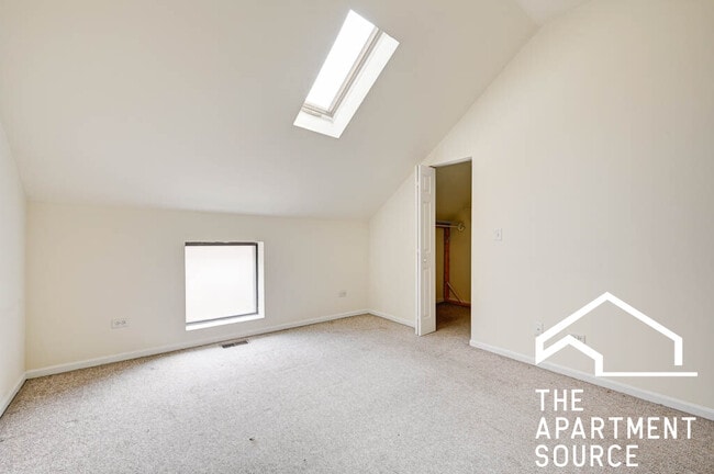 Building Photo - 1260 N Greenview Ave