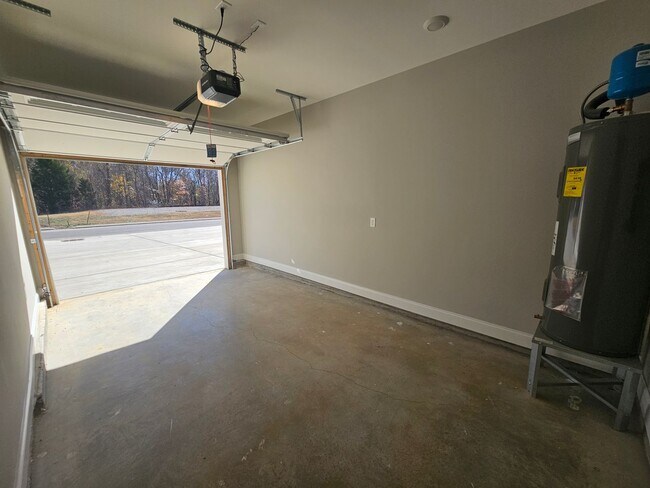 Building Photo - RECENT BUILD TOWNHOME - LUXURY IN THE CENT...