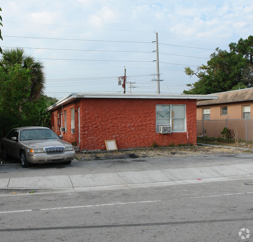 Building Photo - 2724 NW 6th Ct