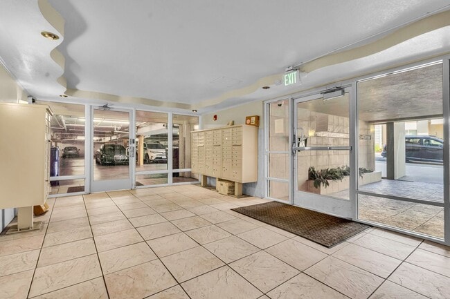 Building Photo - Luxe 1 BR Adam's Point Condo Available Now