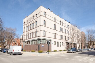 Building Photo - 1050 W Dickens Ave