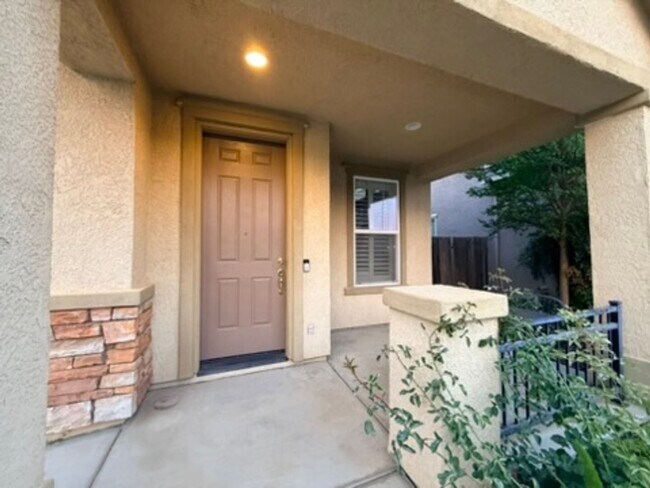 Foto del edificio - Bright & Spacious 4BD/3BA Home with Downstairs Bed/Bath in Elk Grove