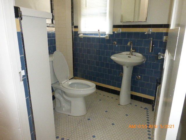 Art Deco bathroom - 717 S Cochran Ave