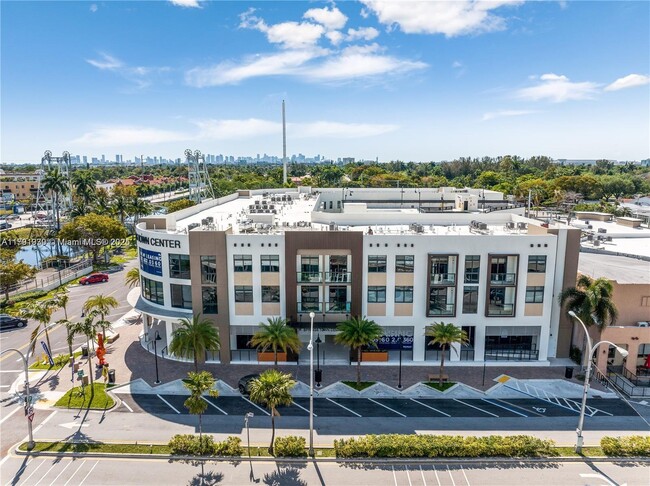 Foto del edificio - 1 Curtiss Pkwy