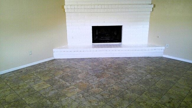 Building Photo - Adorable Single Level Eastside Duplex With Evaporative Air Located In Quiet Neighborhood