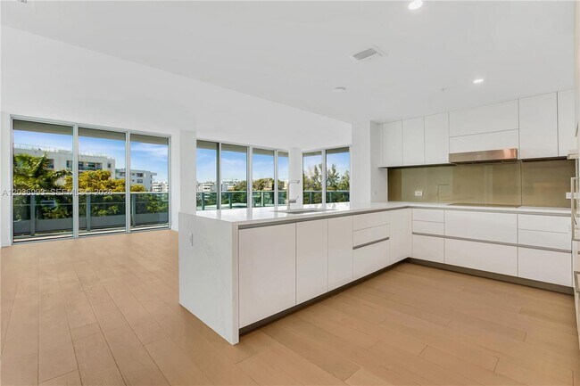 Foto del edificio - 9221 E Bay Harbor Dr