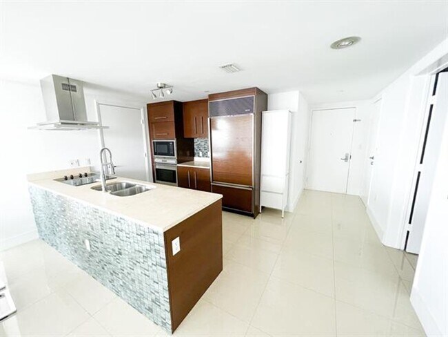 Building Photo - 495 Brickell Ave