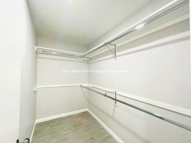 Building Photo - 3802 Las Vistas Ln