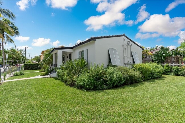 Building Photo - 2102 SW 31st Ave