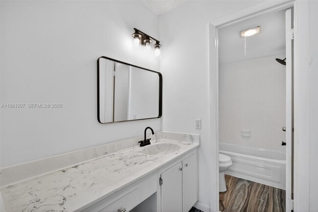 Foto del edificio - 9091 Lime Bay Blvd