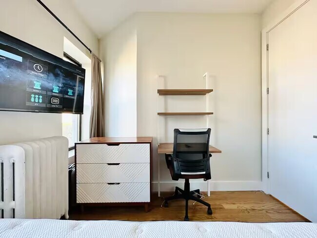 Foto del edificio - Furnished room/NOT APARTMENT