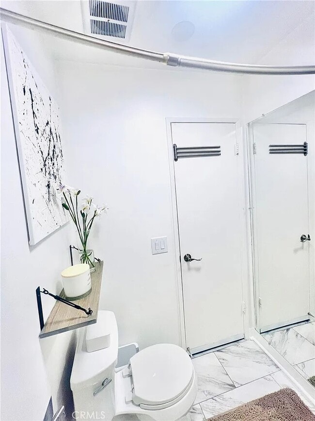 Foto del edificio - 23515 Lyons Ave