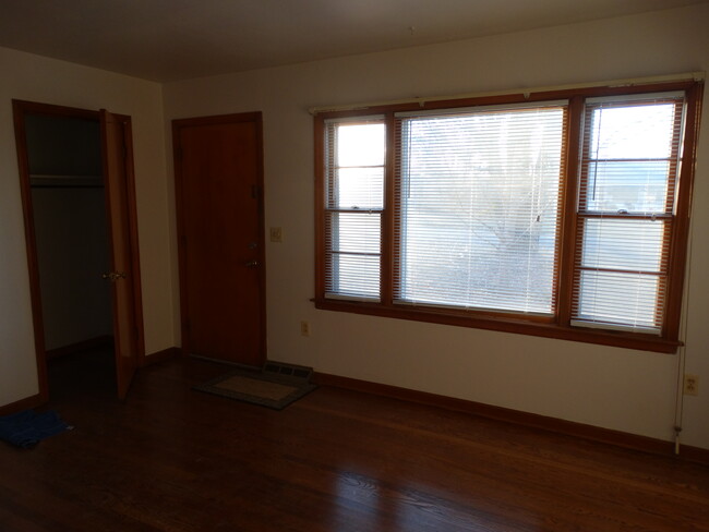 Living room - 8525 Grant St