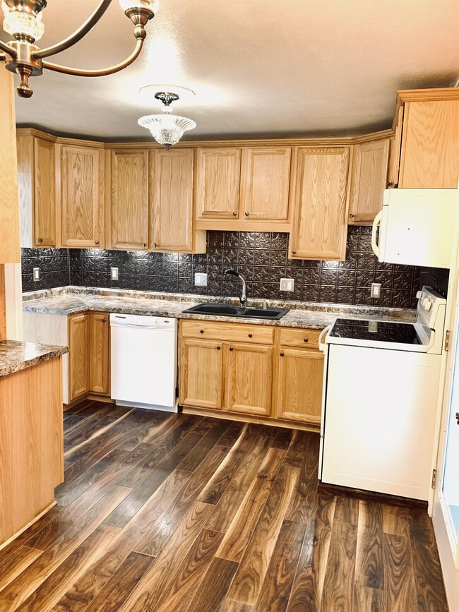 Building Photo - 6820 Linville Dr