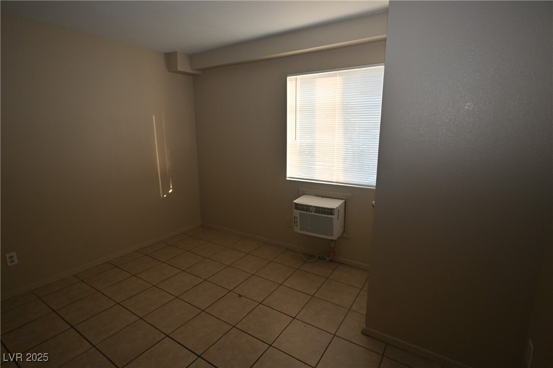 Primary Photo - 3017 E Carey Ave