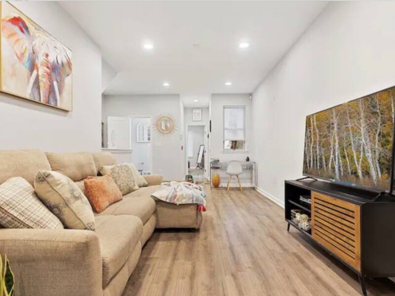 Foto principal - 4131 Cambridge St
