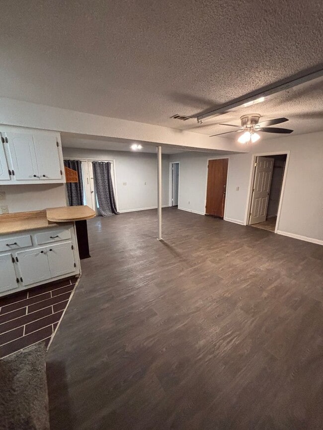 Building Photo - 4 BR house Smart Rd area