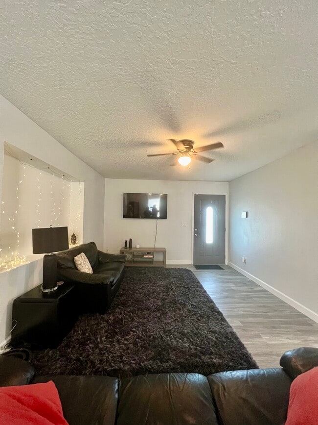 Foto del edificio - 905 Poplar Ln
