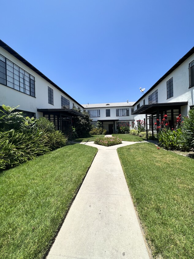 Primary Photo - 933 W Angeleno Ave