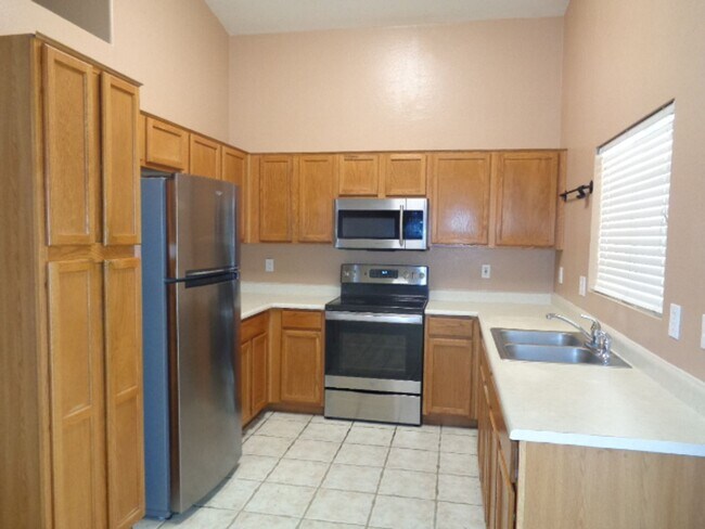 Foto del edificio - Cozy 3 bedroom home in Goodyear! Large bac...
