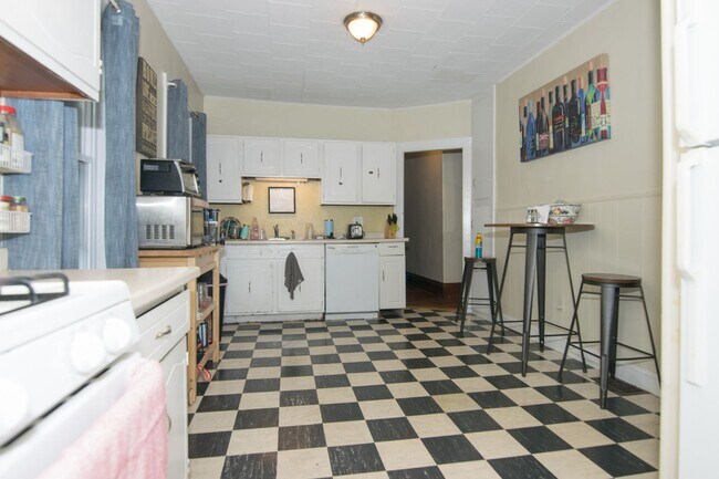 Building Photo - HOT BRIGHTON LISTING!!!!